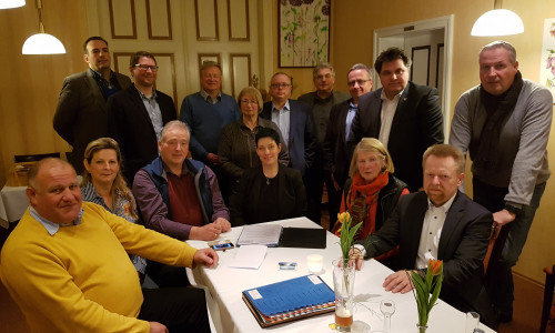Das Bild zeigt die Kandidatin (sitzend, 4. v. l.) mit den Mitgliedern des CDU-Kreisvorstandes. Foto: Privat
