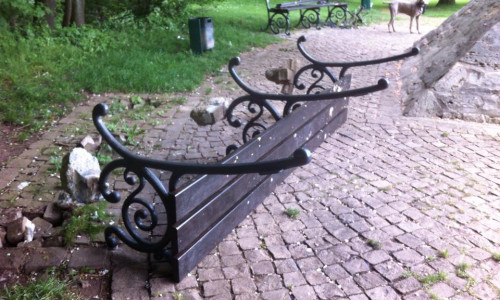 In der Vergangenheit wurden immer wieder Bänke im Prinzenpark durch Vandalismus zerstört. Foto: Balder