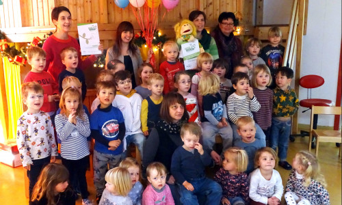 Kinder und Erwachsene der Kita Hahndorf freuen sich über das Zertifikat zum Haus der kleinen Forscher. Foto: Stadt Goslar 