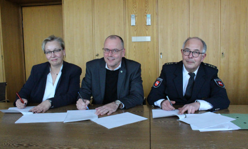Stadt (Iris Bothe), VfL Wolfsburg (Thomas Röttgermann) und die Polizei (Olaf Gösmann) einigen sich auf Kooperationsvertrag. Foto: Bernd Dukiewitz
