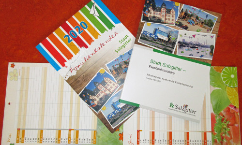 Die Familienbroschüre und der Familienkalender. Foto: Stadt Salzgitter