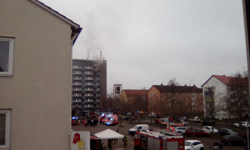 In einem oberen Stockwerk eines Hochhauses ist ein Feuerausgebrochen.