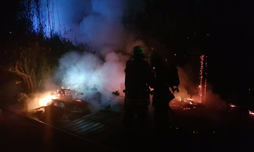 Um Mitternacht hatten die Feuerwehrleute den Brand gelöscht. Foto: Carsten Schaffhauser, Kreisfeuerwehrpressestelle