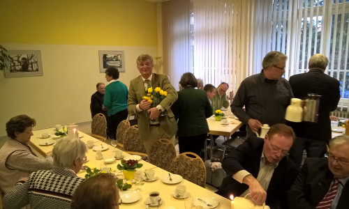Bürgermeister Alexander von Veltheim verteilt Blumen beim Jahresempfang. Foto: Margit Richert