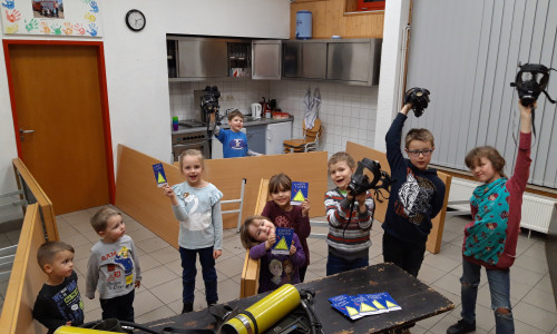 Die Kinder waren stolz über ihre neuen Kinderfinder. Foto: Feuerwehr Adersheim