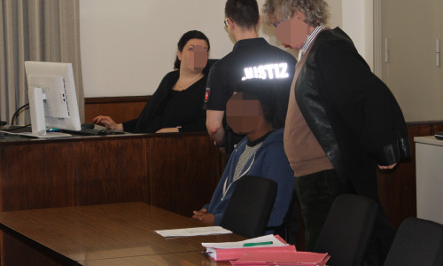 Der Angeklagte (sitzend) mit seinem Anwalt. Foto: Alexander Dontscheff