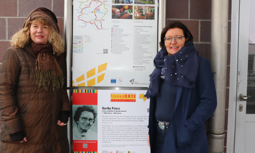 Silke Tödter (li.) und Marion Övermöhle-Mühlbach mit dem neuen Schild. Foto: Landkreis Peine