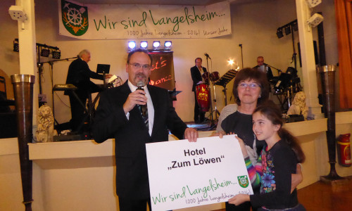 Ortsbürgermeister Hartmut Richter dankt Maria Wietig mit einer Tafel vom Festumzug. Foto: GZK