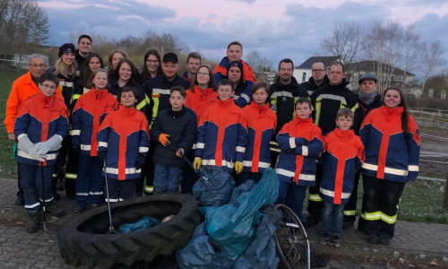 Die Jugendfeuer Lehre beim Müllsammeln. Foto: Gemeinde Lehre