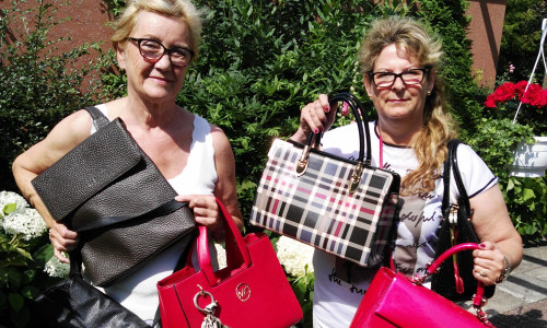 Marina Kozinowski (l.) und Gabriele Otto vom Vorstand der Frauen Union haben bereits einige Spenden für den Handtaschenflohmarkt am 5. August erhalten. Foto: CDU