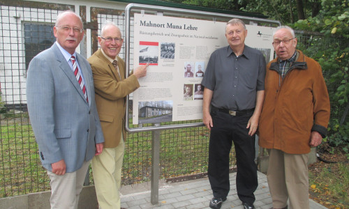 Wolfenbütteler Kommnalpolitiker  Dieter Lorenz (rechts) unterstützt Landschaftsvertreter. Foto: Privat