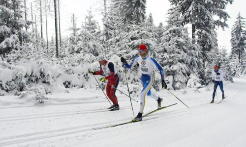 Dem ersten Schnee im Harz folgten erste Wettkämpfe für die Langläufer. Das Foto zeigt David Brehmke (BTSV) und Lutz Fischer (WSV Elbingerode). Dahinter läuft Thomas Kühlmann (NSV Wernigerode) Foto: Paul Lüneburg
