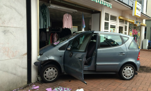 Auto raste ins Schaufenster eines Second-Hand-Ladens. Foto: Aktuell24 (BM)