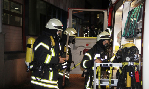 Vorbereitung zum Innenangriff-Fahrzeugentnahme der Ausrüstung. Fotos: Feuerwehr Goslar