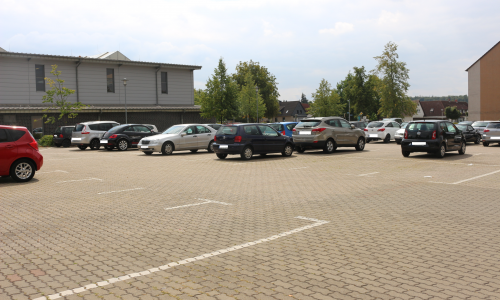 Die Parkplätze an der Sporthalle Ravensberger Straße sollen Unterrichtscontainern weichen. Foto: Anke Donner 