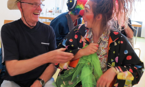 Gleich drei Clowns aus der Wolfenbütteler Clownswohnung statteten der Sommerbetreuungswoche für Kinder mit Behinderungen und der Betreuungsgruppe für demenzielle Erkrankungen einen Besuch ab. Foto: ITZ Wolfenbüttel