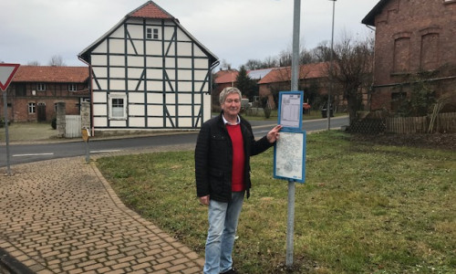 Bürgermeister Rudolf Wollrab vor der Bushaltestelle in Uehrde. Foto: Samtgemeinde Elm-Asse