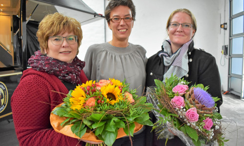 Die Dienststellenleiterin Samantha Brinkwirth (Mitte) überraschte ihre Mitarbeiterinnen Britta Goes (links) und Melanie Ebert mit einem schönen Blumenstrauß. Foto: Valea Schweiger/Johanniter