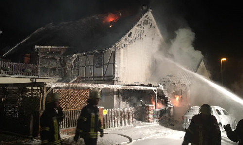 Die Flammen griffen auf das Wohnhaus über. Foto: Aktuell24(KR)
