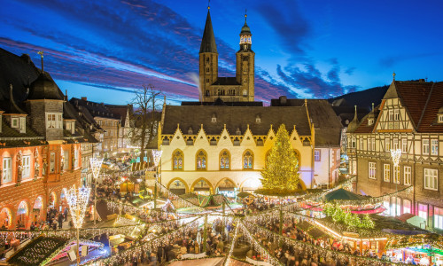 Am 6. Dezember verteilt der Nikolaus zwischen 15 und 17 Uhr Geschenke und Süßes an die kleinen Weihnachtsmarktbesucher. 
Foto: Goslar marketing gmbh / stefan schiefer