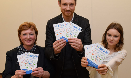 Galina Gerhart (von links), Sven Busse und Jana Wodicka werben mit
Flyern für das neue Portal goslar.helpto.de. Foto: Stadt Goslar