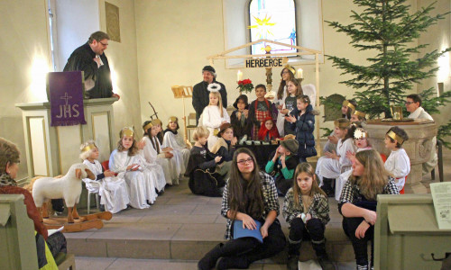 Krippenspiel in der Atzumer St. Stephanus Kirche. Hier: Alle Mitwirkenden mit Pastor Jens Möhle Foto: Privat