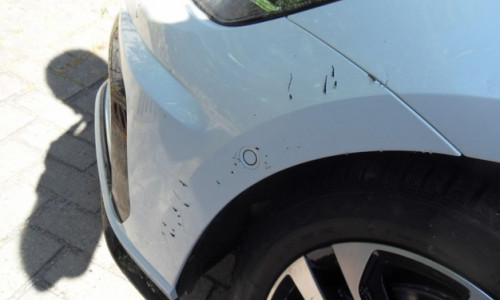 Der vordere Stoßfänger und linke Kotflügel ihres weißen VW Golf war punktuell mit Lackbeschädigungen versehen. Foto: Polizei