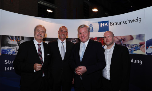 Von links: IHK-Präsident Helmut Streiff, Landrat des Landkreises Peine Franz Einhaus, Niedersachsens Wirtschaftsminister Dr. Bernd Althusmann und IHK-Hauptgeschäftsführer Dr. Florian Löbermann.