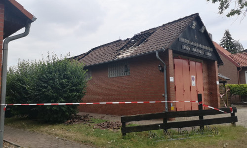 Das beschädigte Feuerwehrgerätehaus am Tag danach. Fotos: aktuell24/KR