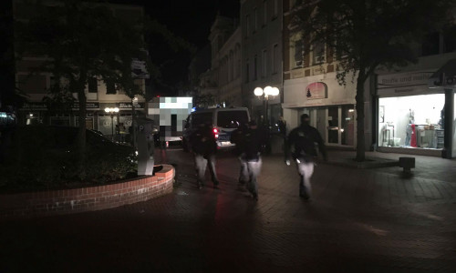 Die Polizei führt eine Großkontrolle am Echternplatz durch. Fotos: regionalHeute.de