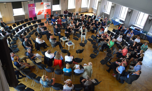 Rund 80 Gäste folgten der Einladung und diskutierten, moderiert von Hans Stallmach (NDR). Foto: AWO