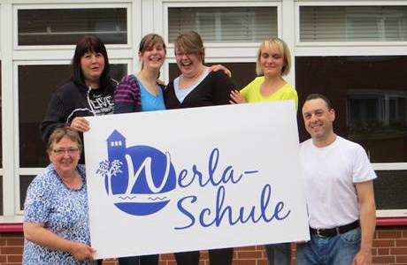 Stolz wird das neue Schild der Werla-Schule präsentiert. Von links: Sigrid Gille, Alexandra Neu ,Jennifer Klimke ,Jacqueline Gille,Maleika  Seiffert, Dirk Schrader. Foto: Privat