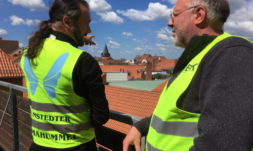 Die städtischen Mitarbeiter Jan Büchsenschuß (li.) und Andreas Bittner machen sich mit auffälligen Westen auf in die Wohngebiete, die für die energetische Sanierung vorgesehen sind. Foto: Stadt Helmstedt