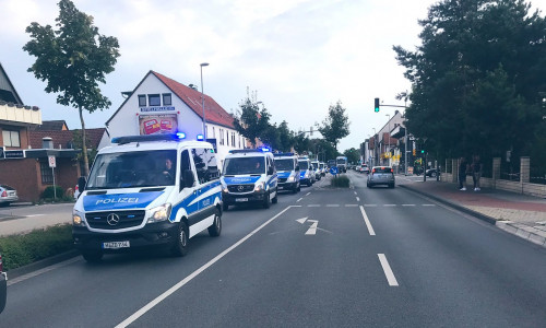 Ab 19 Uhr rückte die Kolonne der Polizei Gifhorn und der Bereitschaftskräfte aus Niedersachsen zum Einsatzort an - es musste schnell gehen, damit niemand flüchtet. Fotos: Polizei Gifhorn 