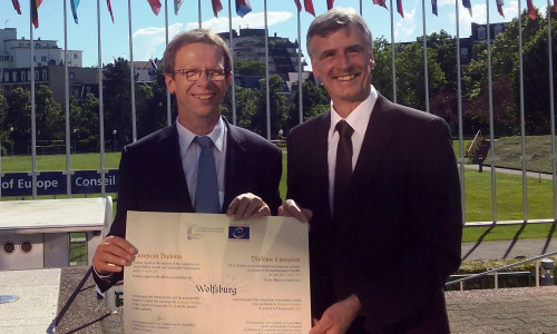 Oberbürgermeister Klaus Mohrs und Manfred Hüller (Leiter des Referates Repräsentation, Internationale Beziehungen) mit dem Europadiplom. Foto: Stadt Wolfsburg