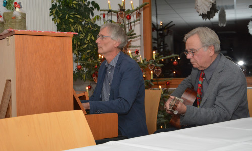 Klaus Bätcke an der Gitarre und Wolfgang Kraus am Klavier trugen einige Lieder vor in der weihnachtlich geschmückten Lebenshilfe-Kantine am Blauen Stein.  Foto: Lebenshilfe