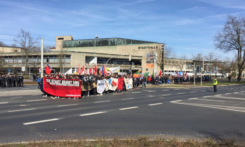 Hunderte Teilnehmer versammelten sich vor der Stadthalle. Fotos/Videos: Sandra Zecchino