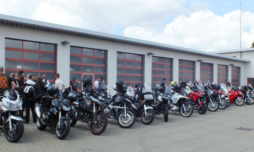 Die Motorräder stehen zur Abfahrt bereit. Foto: Privat