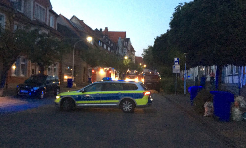 In der Langen Straße in Seesen musste die Polizei für die Brandbekämpfung zeitweise die Straße absperren. Foto: aktuell24(kr)