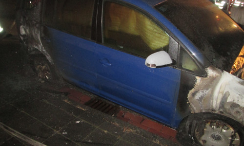 Heute Nacht war es ein VW Touran, der einem Feuer zum Opfer fiel. Foto: Polizei Wolfsburg/Helmstedt