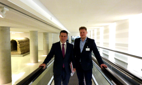Philipp Kerstens (r.) begleitete eine Woche lang  Hubertus Heil (SPD) bei der Arbeit im Deutschen Bundestag. Foto: SPD