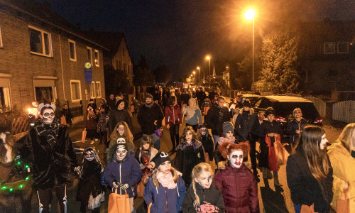 Die Halloween-Fans ziehen über den Gerichtsweg. Fotos: Rudolf Karliczek