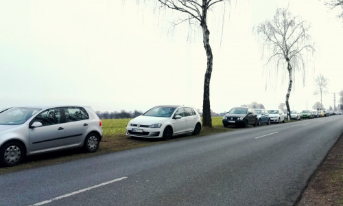 Viele Fahrzeuge werden entlang der Kreisstraße 93  geparkt. Foto: B.I.G.-Sassenburg