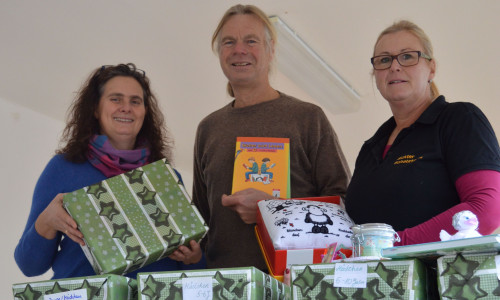 Claudia Heyden-Rynsch, Henning Terschüren und Anja Grewe bei der Spendenübergabe (v. li.). Foto: Samtgemeinde Sickte / Richert
