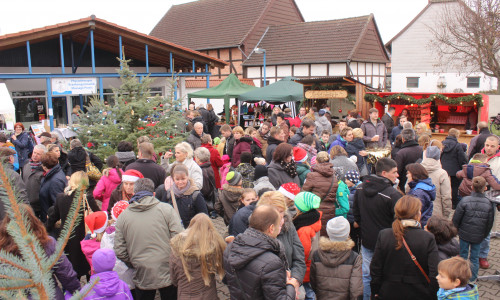 In Fümmelse fand am heutigen Samstag der 28.Altdeutsche Weihnachtsmarkt statt und lockte viele Besucher an. Fotos: Anke Donner 
