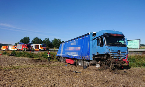 Der LKW wurde schwer beschädigt. Fotos: Rudolf Karliczek, Video: aktuell24/KR