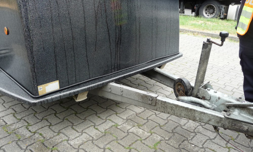 Unfachmännisch reparierte Deichsel eines Busanhängers. Foto: Polizei Goslar