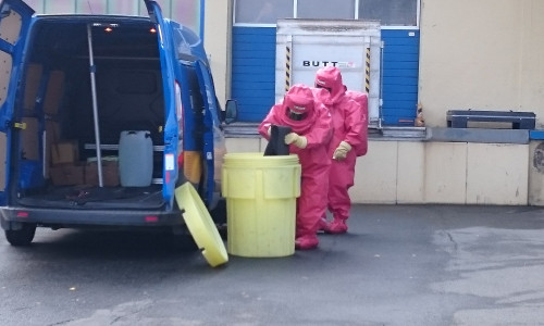 Einsatzkräfte unter Chemikalienschutzanzug, als vorsorglichen Höchstschutz, sicherten den Behälter in einem Überfass. Foto: Feuerwehr Goslar