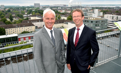 Matthias Müller und Klaus Mohrs auf dem Rathausdach in Wolfsburg. Foto: Stadt Wolfsburg/Lars Landmann