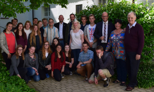 Bürgermeister Martin Mahnkopf (3. von rechts) begrüßt die Schülerinnen, Schüler und Lehrkräfte der Glendora High School und des Christian-von- Dohm-Gymnasiums im Goslarer Museum. Foto: Stadt Goslar 